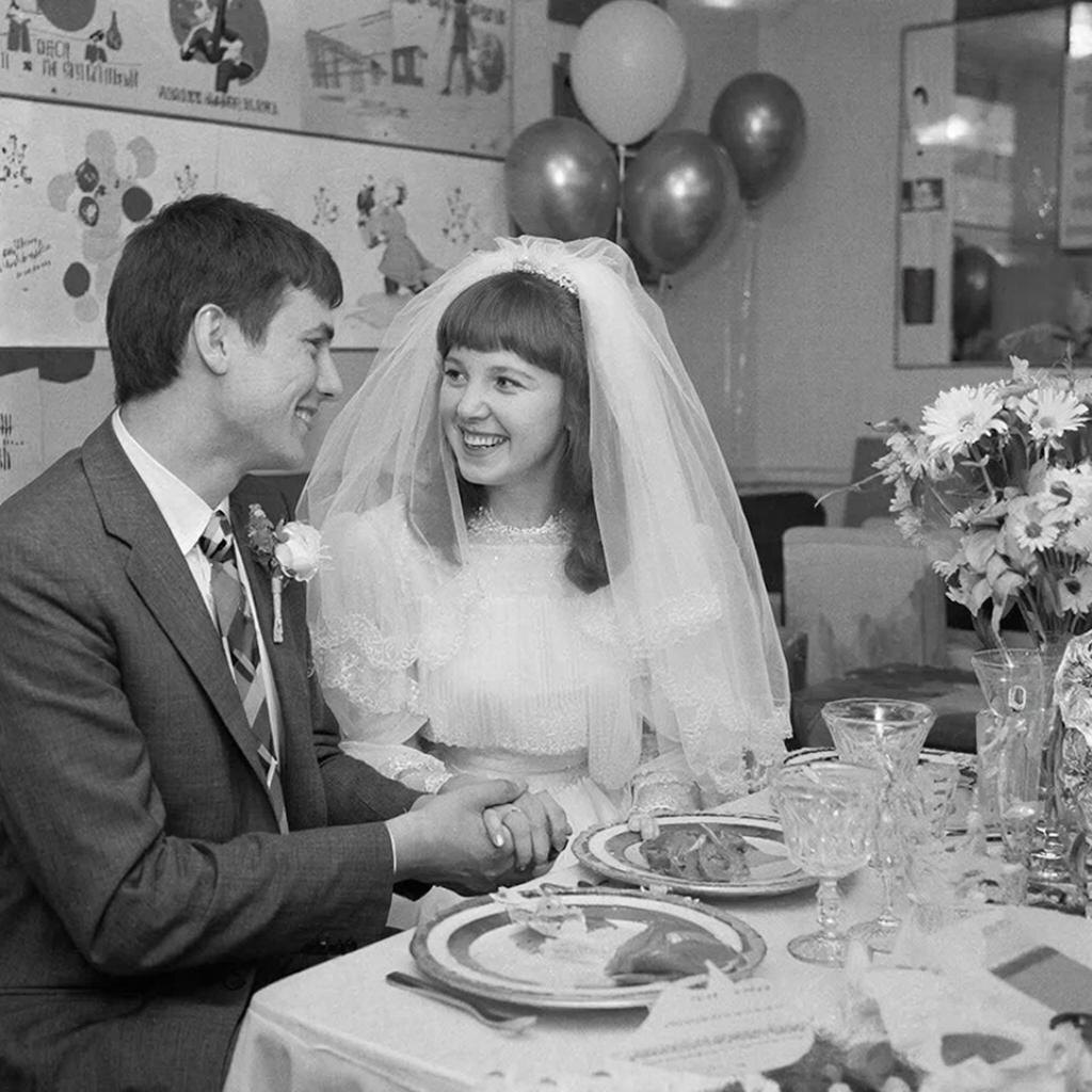 Молодые. Изображение сгенерировано сервисом GigaChat 