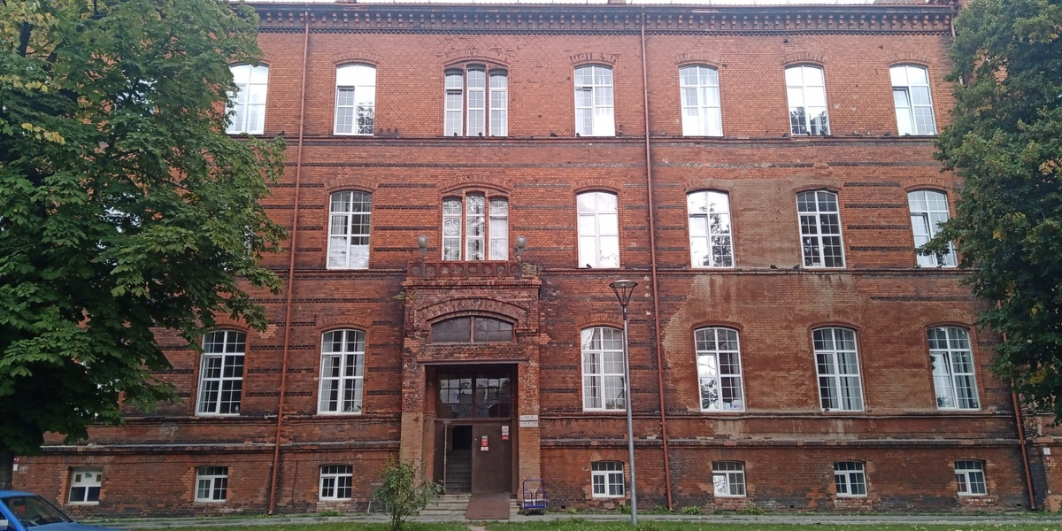 Инфекционная больница ассоциириуется всегда с чем-то страшным. Хотя мы там не были, а только наслышаны разных историй.