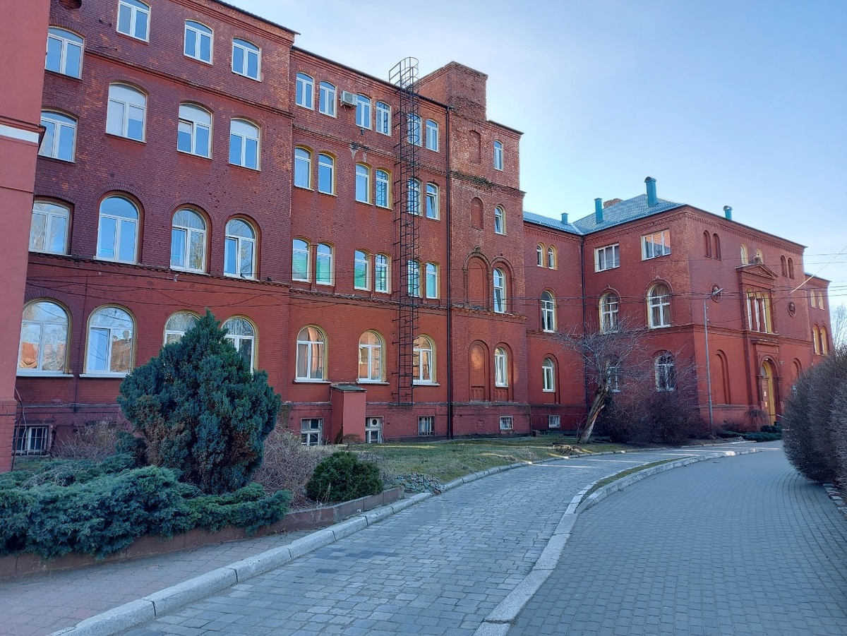 Городская больница 4 расположена в таком красивом здании.