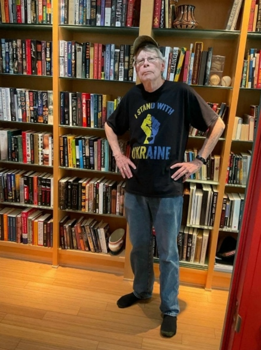 Маэстро Стивен Кинг собственной персоной.. с надписью в поддержку тех, кого у нас поддерживать ни в коем случае не рекомендуется.. 