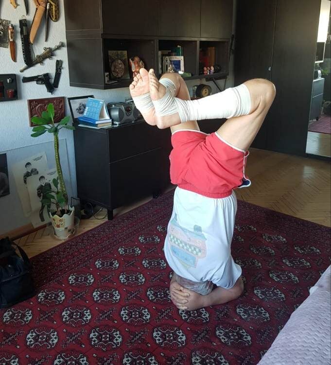 Мой знакомый, ему за семьдесят. Несколько лет назад начал заниматься йогой