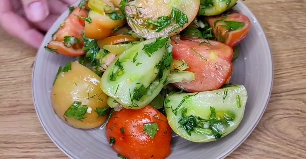 Вкусный салат «Дачный» из зелёных помидоров: маринуется всего сутки, а вкус — будто стоял неделю