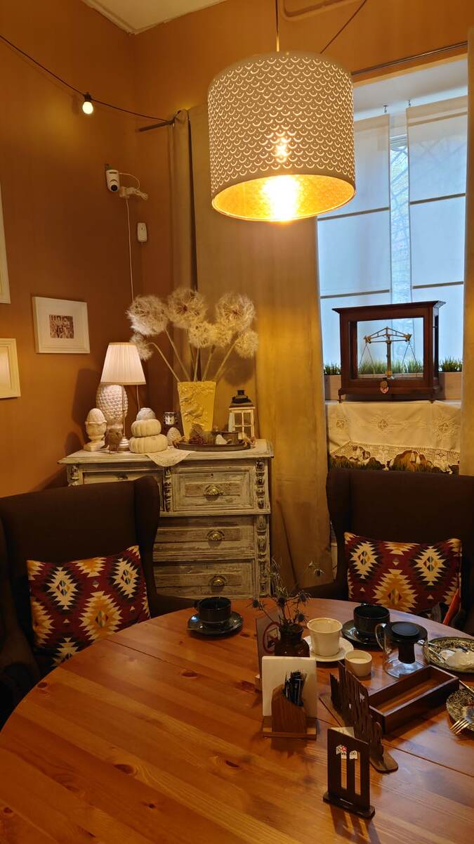 Уютный семейный стол рядом с игровой комнатой. Фото автора 