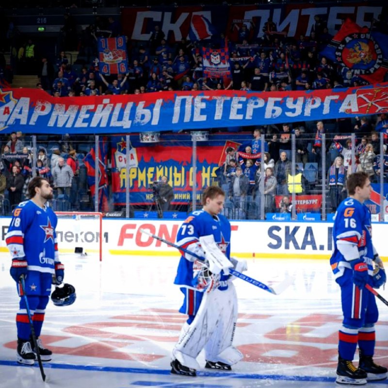 Вратарь СКА Артемий Плешков на гимне России перед одним из матчей армейского клуба в Ледовом.