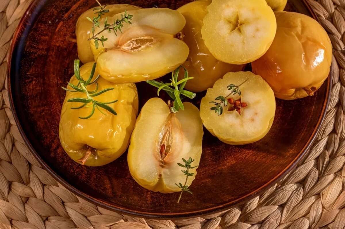    Мочёные яблоки стали неотъемлемым элементом русской кулинарной культуры, заняв почётное место в том числе на царском столе.