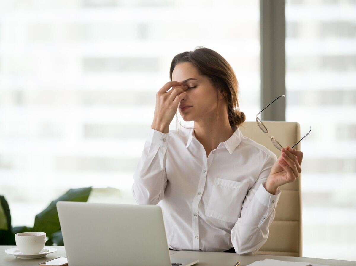    Уставшая девушка в офисе © iStock.com / fizkes
