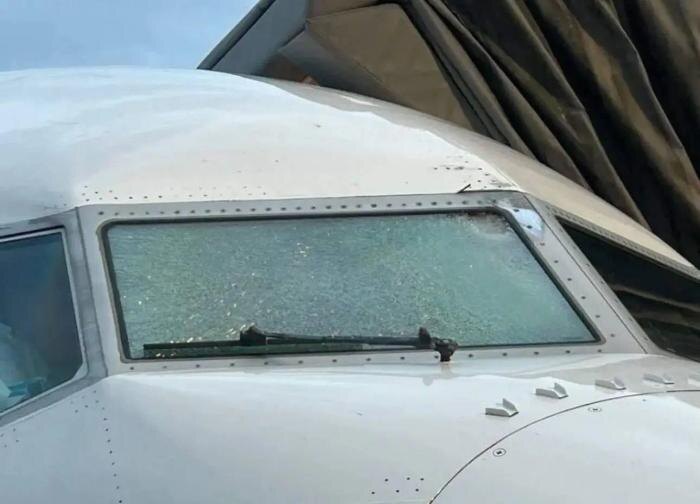 В США у самолёта Boeing 737 MAX разбилось лобовое стекло. Обложка © Х / Fahad Naim