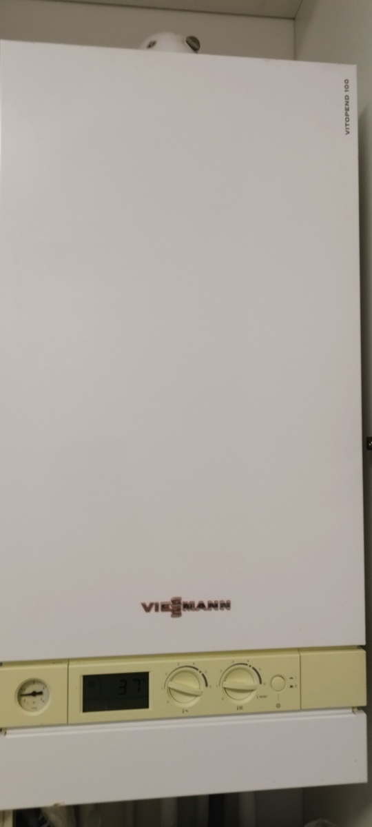 Так выглыдит наш котел. Устанавливал застройщик. Фото автора. 