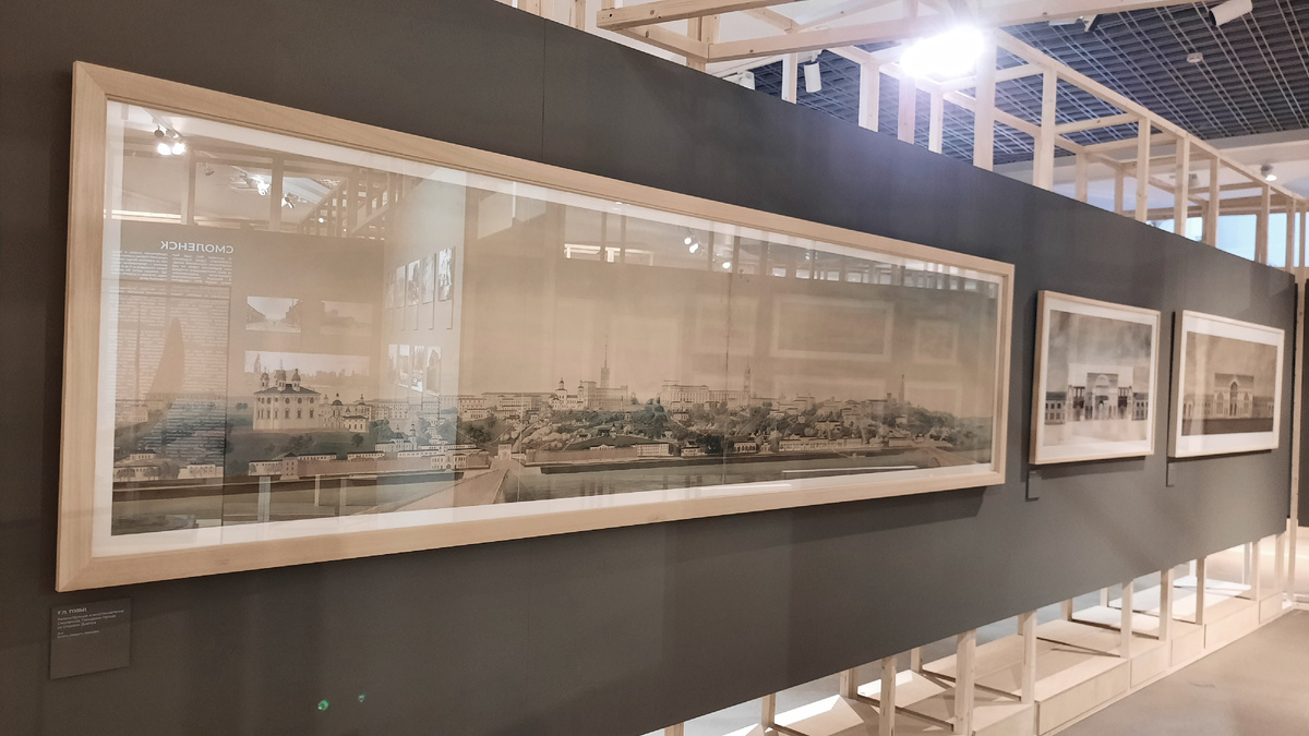 Г. П. Гольц. Реконструкция и восстановление Смоленска. Панорама города со стороны Днепра. 1945. Бумага, акварель, карандаш. Собрание Музея архитектуры имени А. В. Щусева. Фото: К. Тихонова. Экспозиция выставки «Архитектура памяти», г. Смоленск, ноябрь 2025 г.