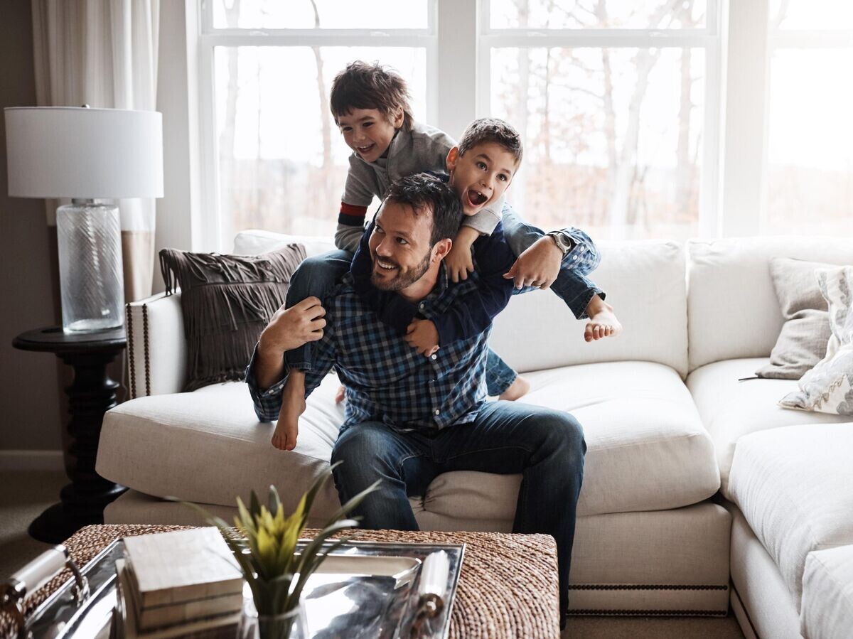    Отец с детьми© iStock.com / gradyreese