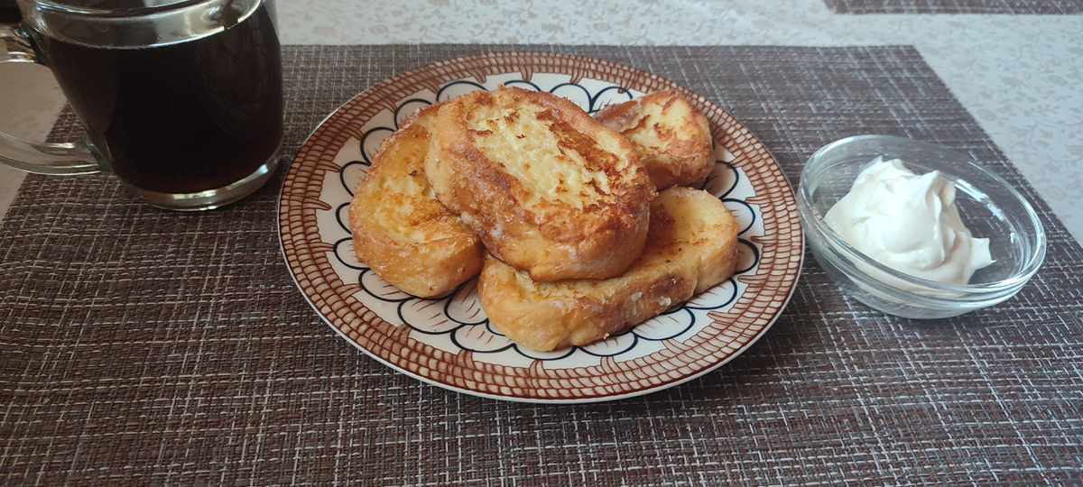 Гренки, сметана, свежесваренный кофе