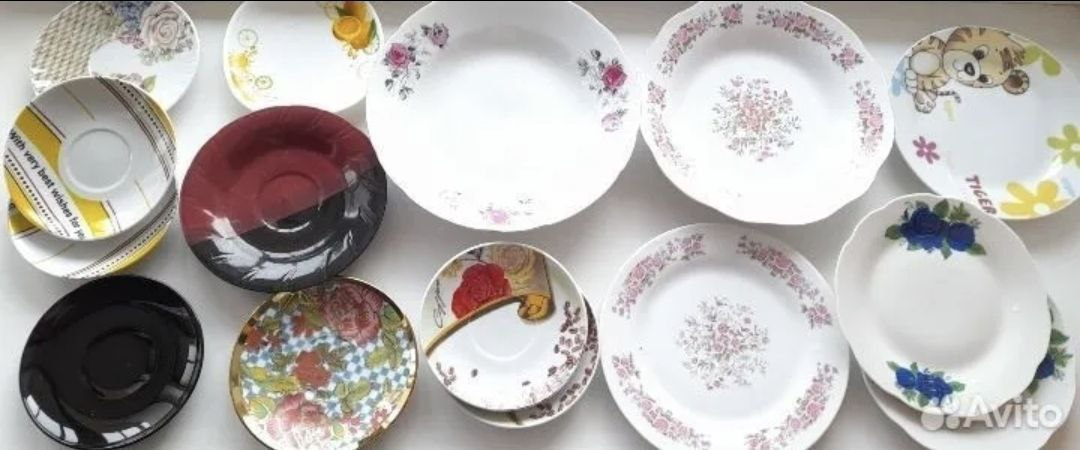 15 штук разномастных тарелок и блюдец