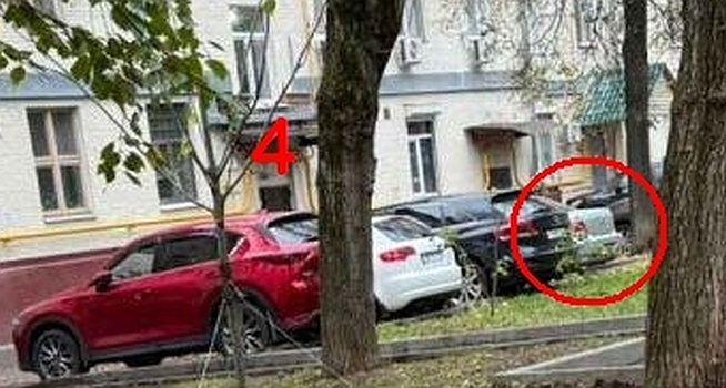 Голубая машина, похожая на Mitsubishi Galant VIII серии, во дворе дома 72к2 на Варшавском шоссе. Цифрой «4» обозначен 4-й подъезд дома. 18.10.2025 г.