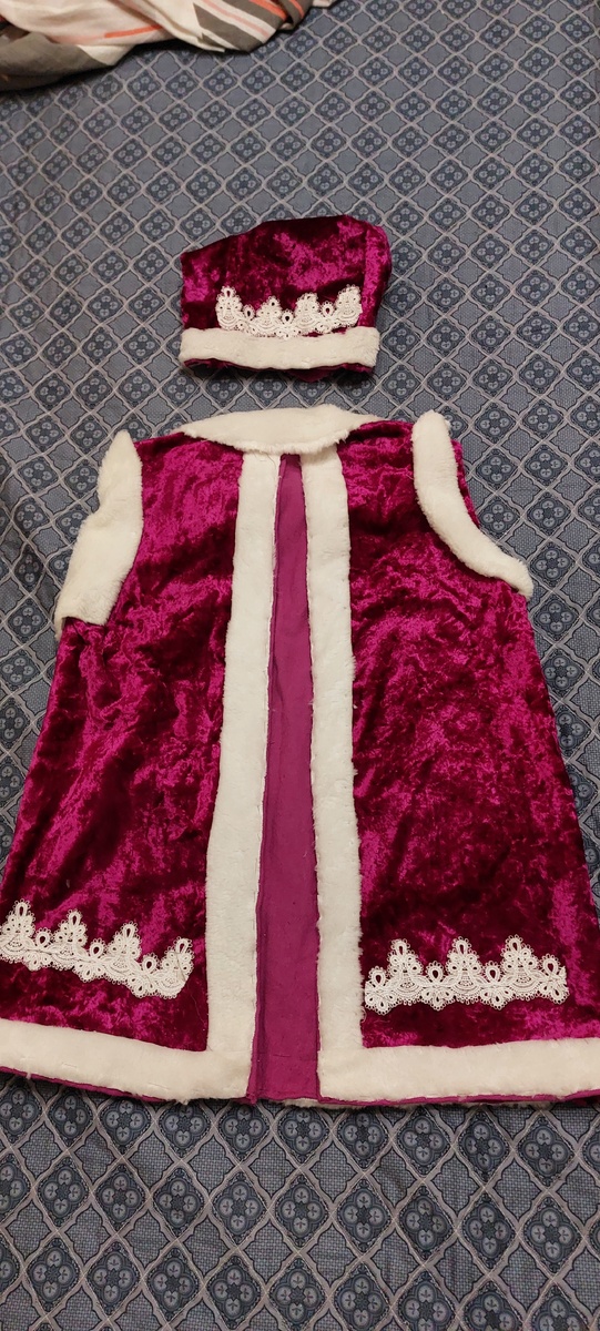 Вот он, уже усеченные наживуленый вариант одного из костюмов. А их нужно два. Для двух девочек. И второй "отшивает" моя младшая сестра Тома для своей внучки Нади. Да тут еще и песни же "зимние" девчонки никак не учат. Они для них старорежимные. Типа "У леса на опушке....", "Три белых коня...". Не знаю, как справимся с этим репертуаром.