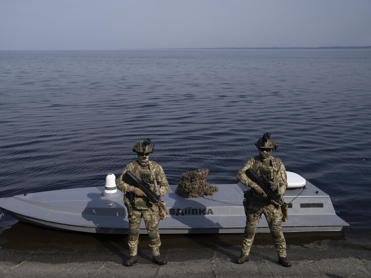    Украинский морской дрон "Авдеевка"© AP Photo / Evgeniy Maloletka