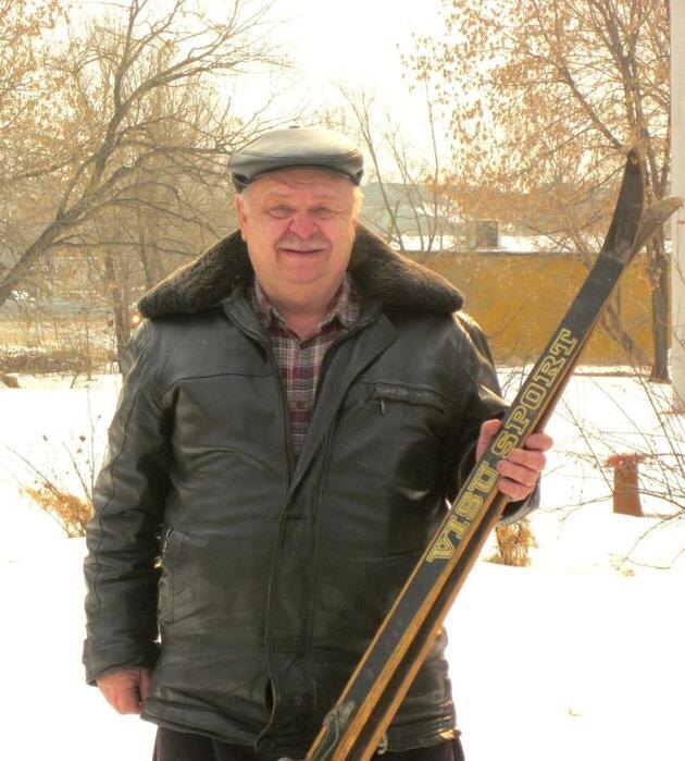 Нашёл, последние мои лыжики, лет пять назад,хотел по молодецки, да стар я стал, прошёл метров 200 и взмок аки цуцык.Теперь стоят без палок....