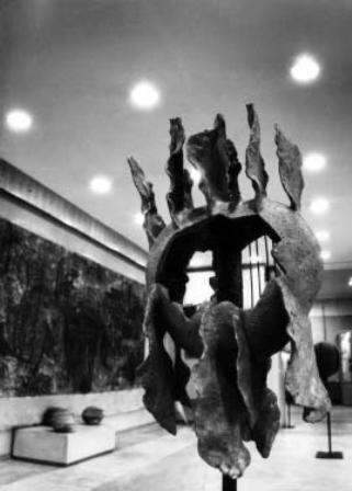 Скульптура "Разорванное сердце. Памяти В. Высоцкого" (1981). На прижизненных выставках демонстрировалась именно так: насаженной на шест.