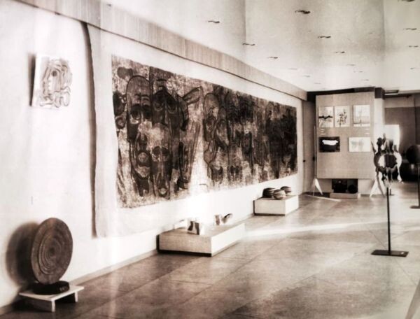 Прижизненная выставка работ В. Смирнова в Городском выставочном зале г. Воркута. Судя по описаниям, на стене батик из серии "Война" - "Седая Япония". Фото О.Раздроговой из архива ВМВЦ (Воркутинского музейно-выставочного центра)
