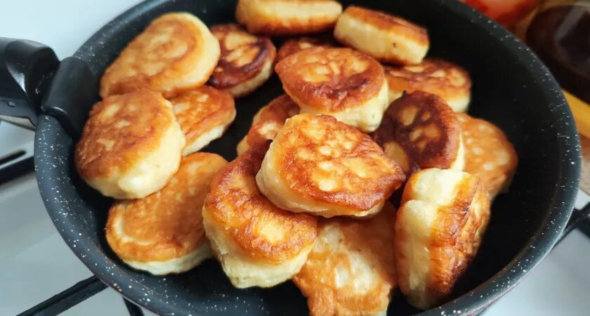    Взбиваем яйца с молоком – получаем гору пышнейших оладий: такой вкусноты вы в жизни не пробовали