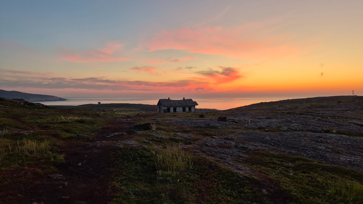 Старое здание на закате
