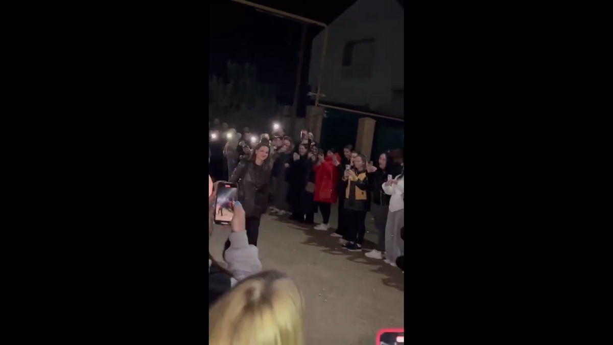 Виктория и толпа зевак с двух сторон