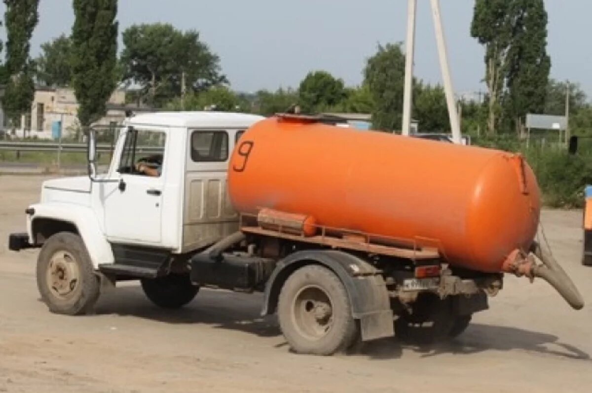    На Камчатке ассенизаторская машина слила жидкие отходы прямо у дороги