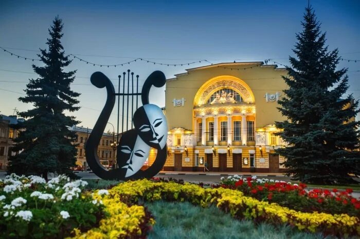 Современное здание театра на площади Волкова было построено в 1911 году и является памятником архитектуры федерального значения.