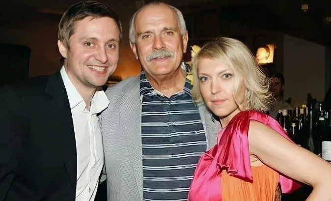 Никита Михалков с сыном Артёмом и бывшей невесткой Дарьей. Фото: Pinterest