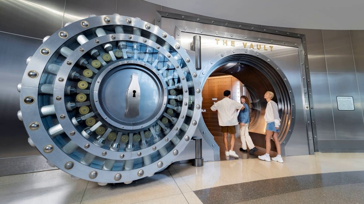 Вход в секретную комнату, где в сейфе хранится рецепт Coca-Cola