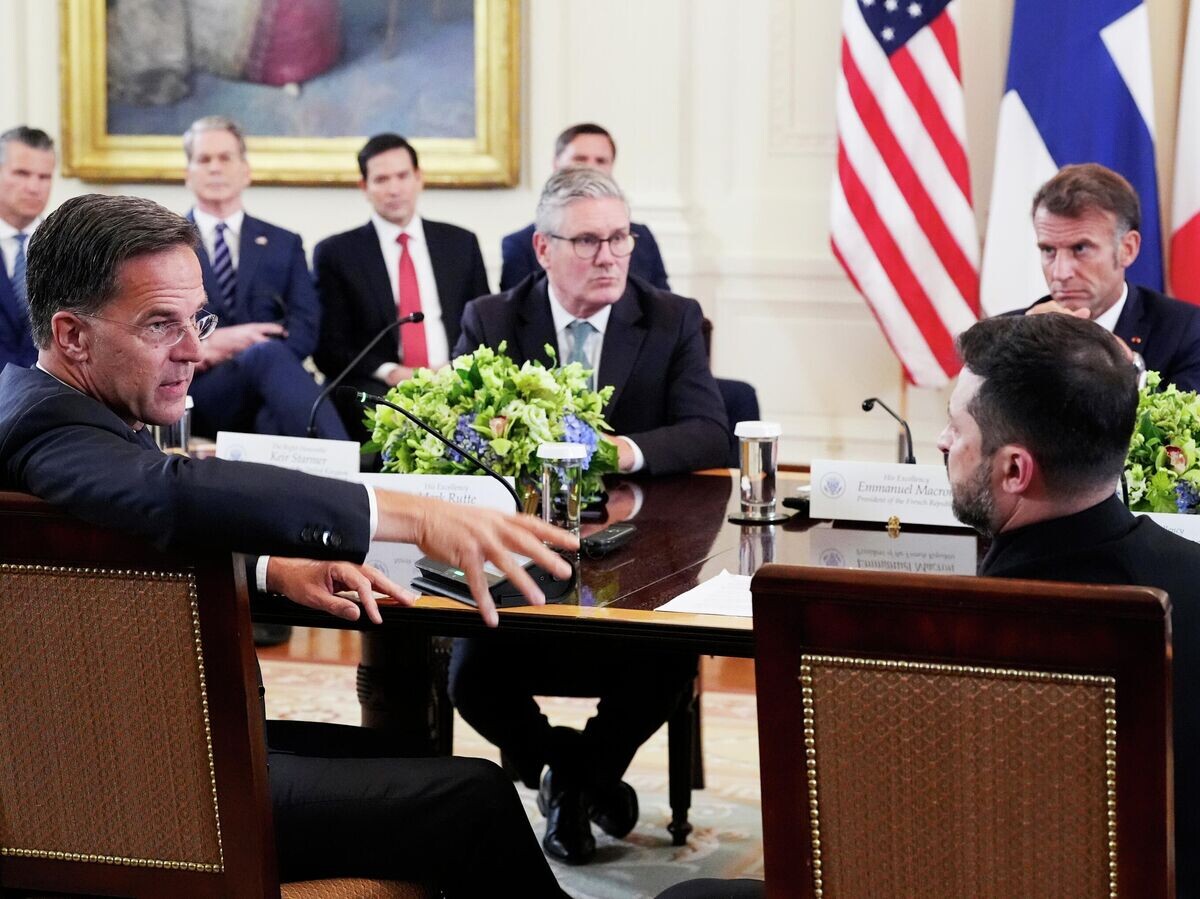   Марк Рютте, Владимир Зеленский, Кир Стармер и Эммануэль Макрон во время встречи с Дональдом Трампом в Белом доме© AP Photo / Alex Brandon