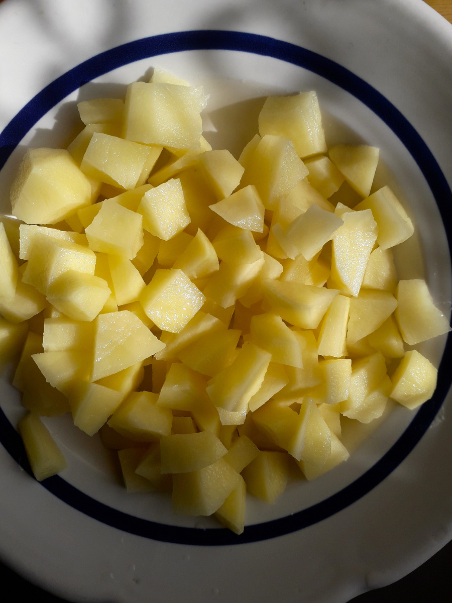 Фото 2. Нарезанный картофель
