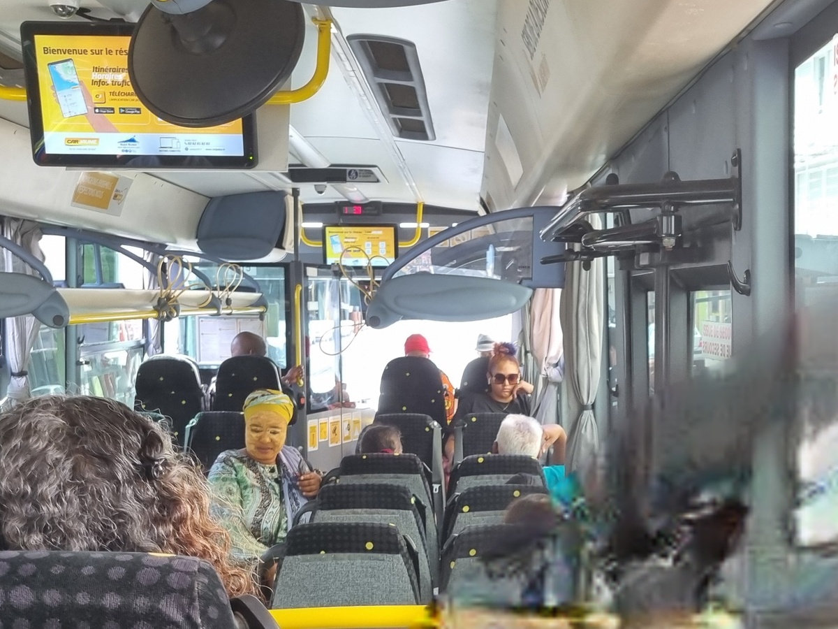 Наверное, женщина с Коморских островов, маска, как на Коморах