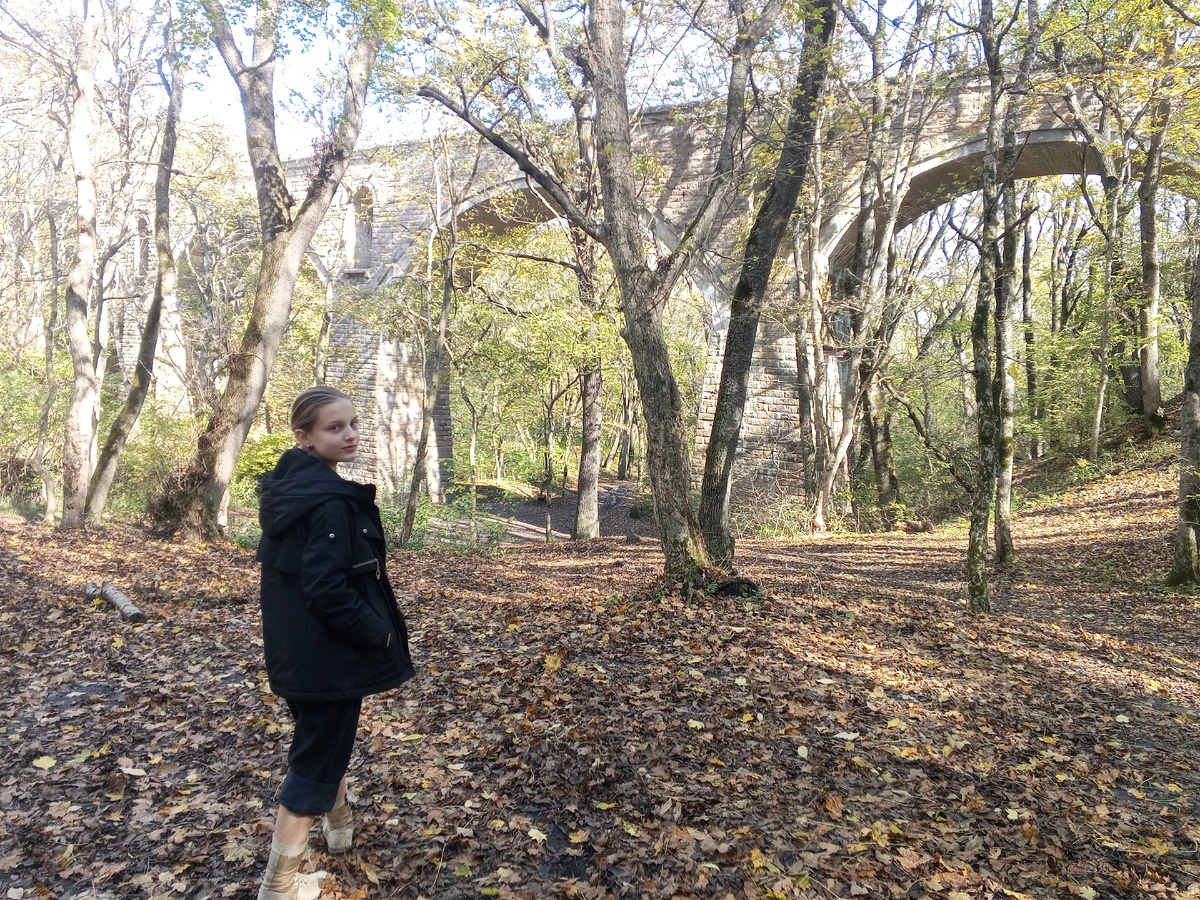 Маруся на фоне Немецкого моста