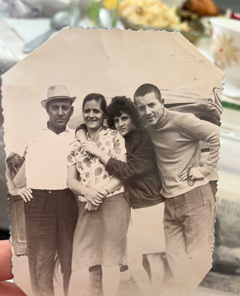 Дедушка, бабушка, сестра отца, мой отец 