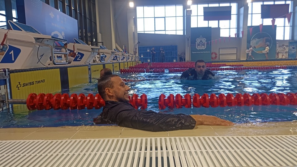    Умение плавать в форме - это важный навык для спасения людей в реальной жизни. Светлана БАШТОВАЯ