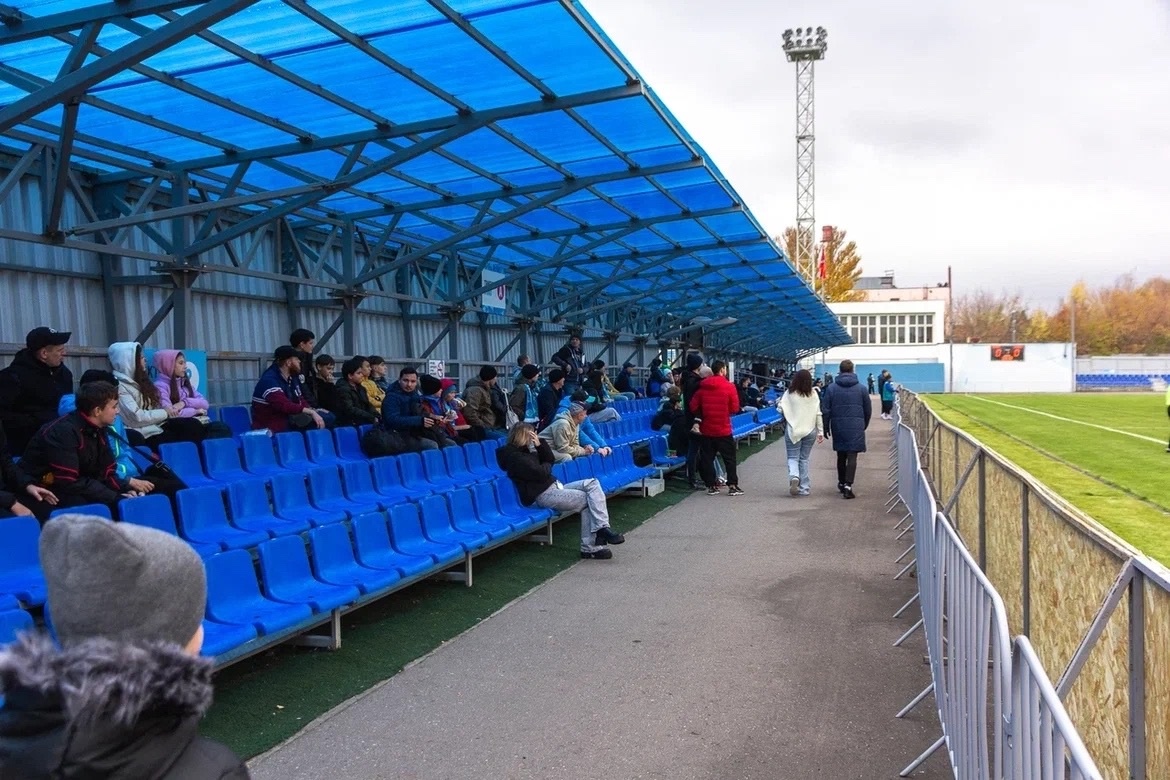 Трибуны зенитовского стадиона в Пензе перед началом очередного календарного матча 