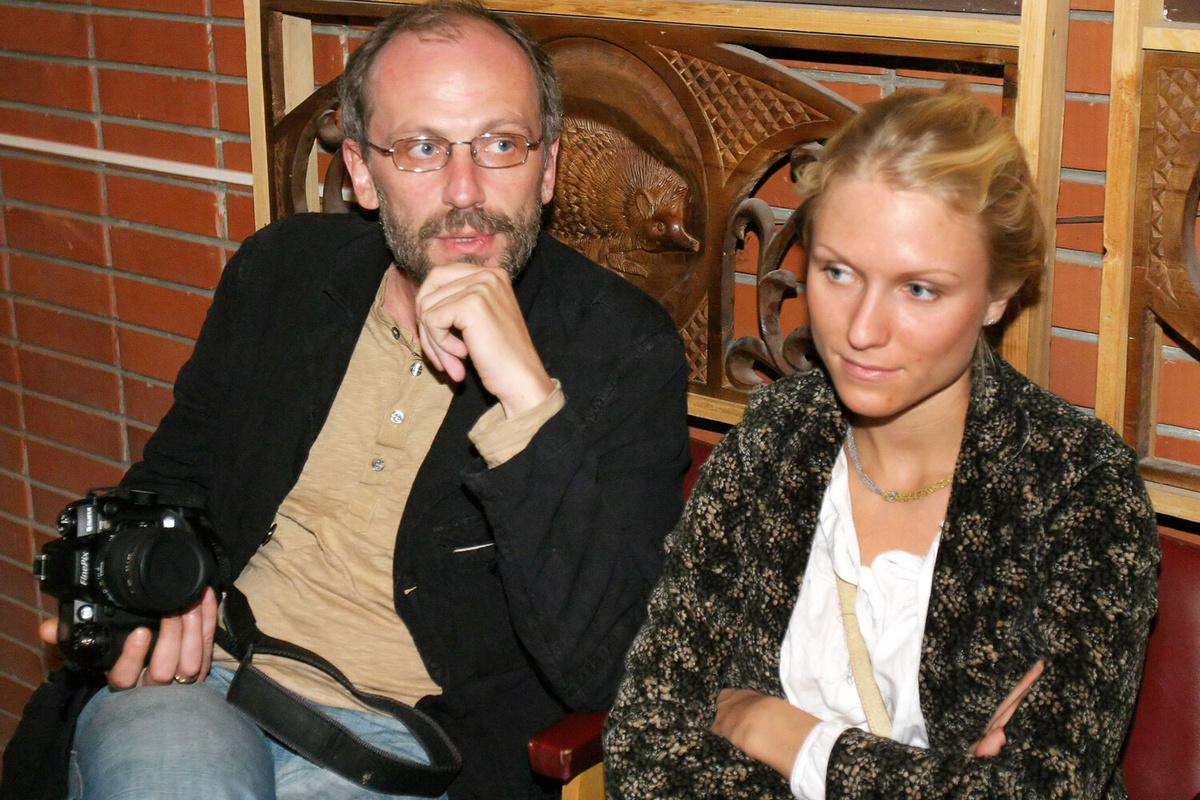 Телеведущий Александр Гордон и его супруга, кинорежиссер Катя Гордон на премьере фильма «Море волнуется раз...», 2005 год ©Дмитрий Бурлаков/ТАСС  📷