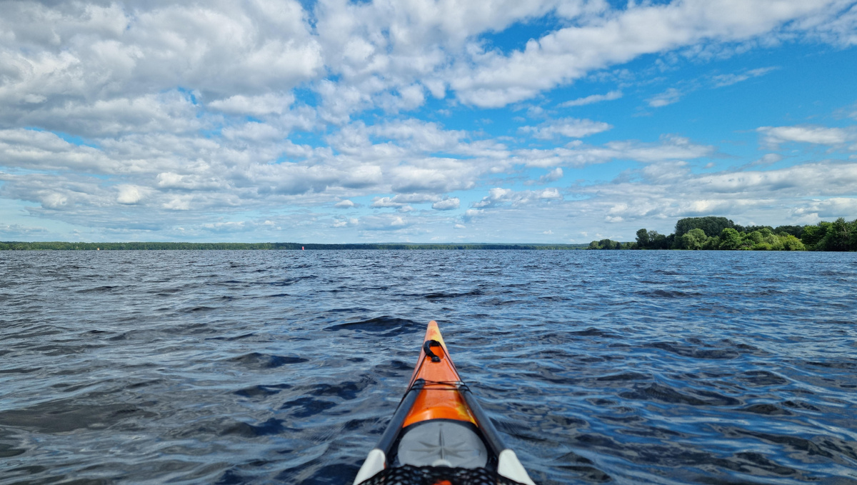 Сегодня волны превратили мой каяк в неутомимого скакуна! 🐎