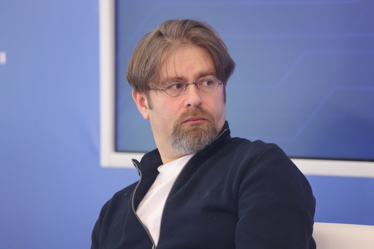    Крайнов провел параллель между страхом перед компьютерами 35 лет назад и боязнью искусственного интеллекта сегодня, рассказал о методах обучения нейросетей и даже затронул вопрос распределения общественных благ.   
Фото: «БИЗНЕС Online»