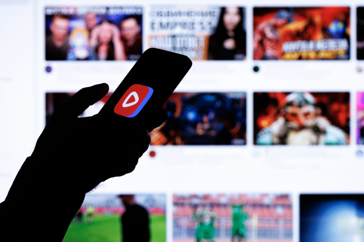    «Мы пользуемся интернетом? Нет. Мы пользуемся ВК, YouTube или Rutube. Мы пользуемся Ozon, кто-то WB, „Яндекс.Маркетом“, „Яндексом“ или Google. Мы пользуемся не интернетом, а сервисами».   
Фото: «БИЗНЕС Online»