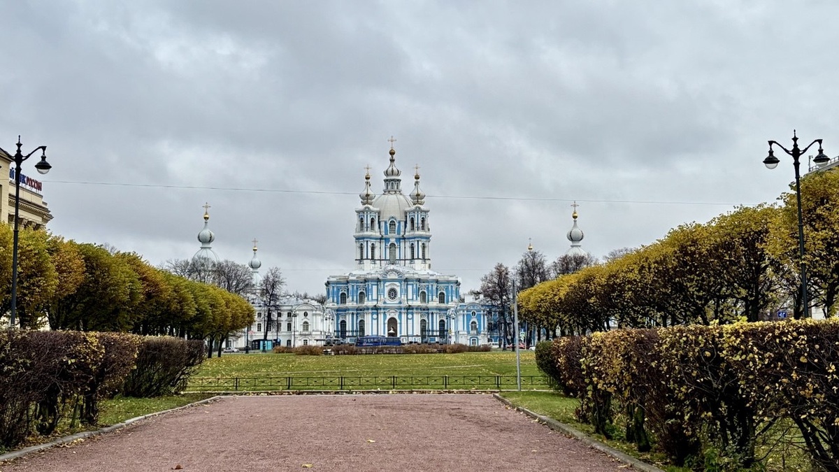 Смольный собор в Санкт-Петербурге - это храм, который известен во всей стране: уникальная история, архитектура и интерьеры привлекают сюда множество туристов