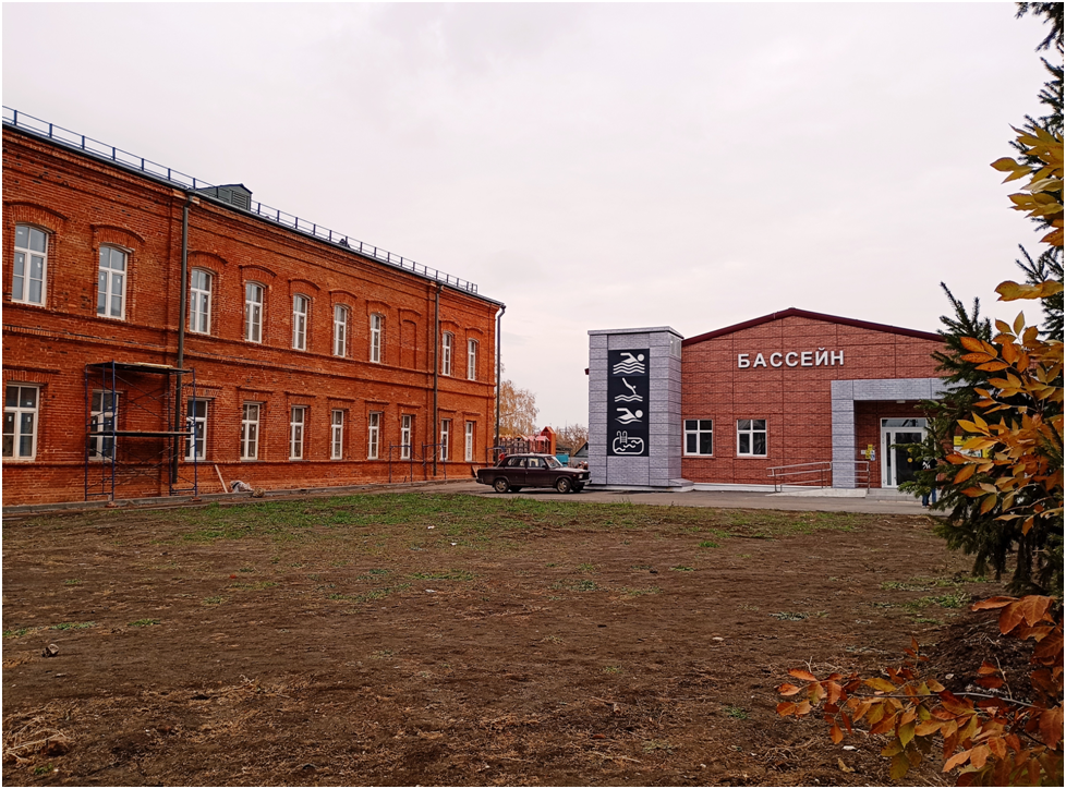 В настоящее время здание Духовного училища (слева от бассейна) находится на реставрации и подходящее для статьи фото подготовить не удалось.