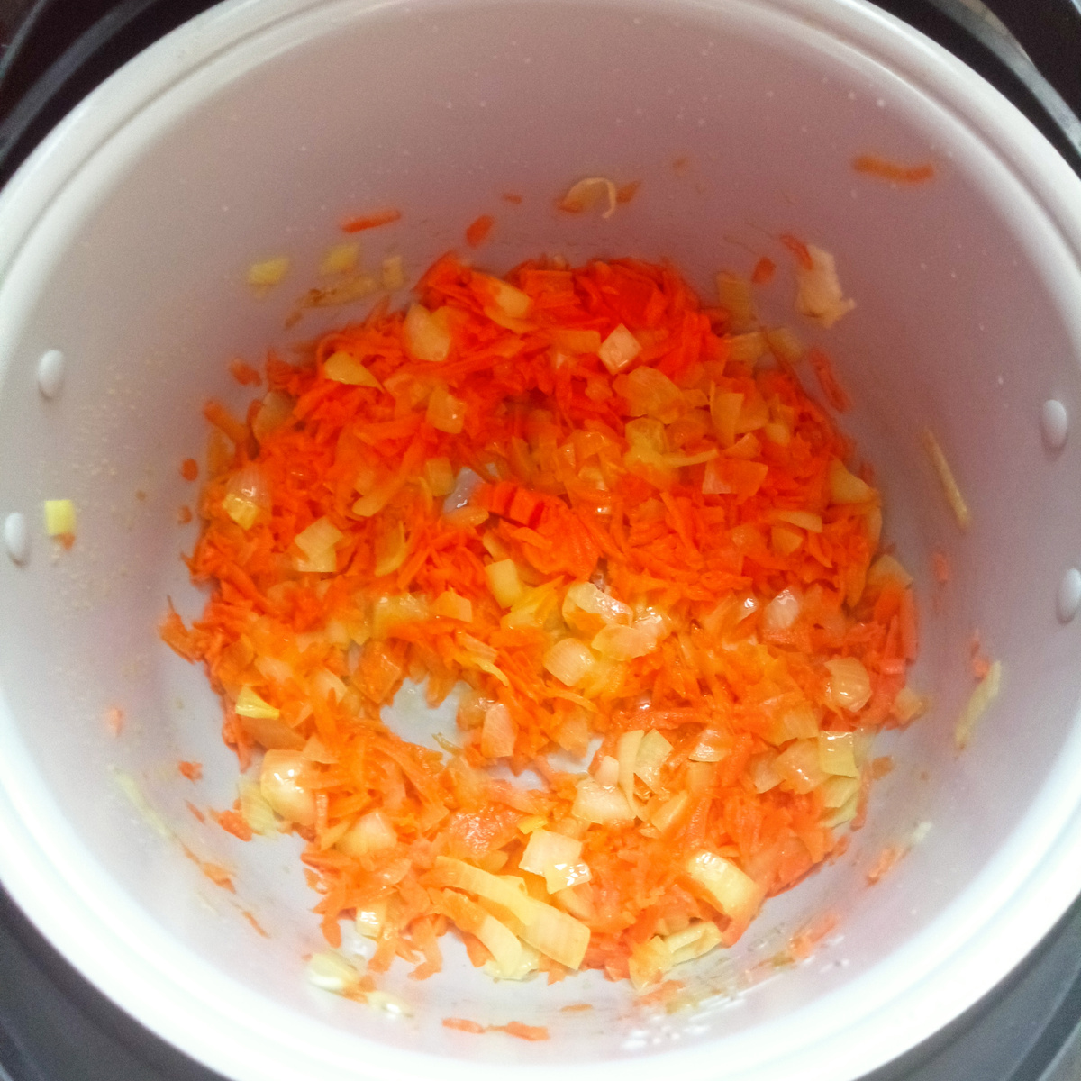 Прожариваем лук и морковь.