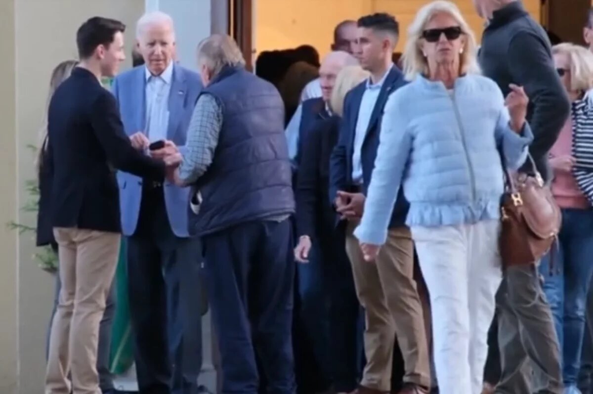    Байден впервые показался на публике после начала лучевой терапии