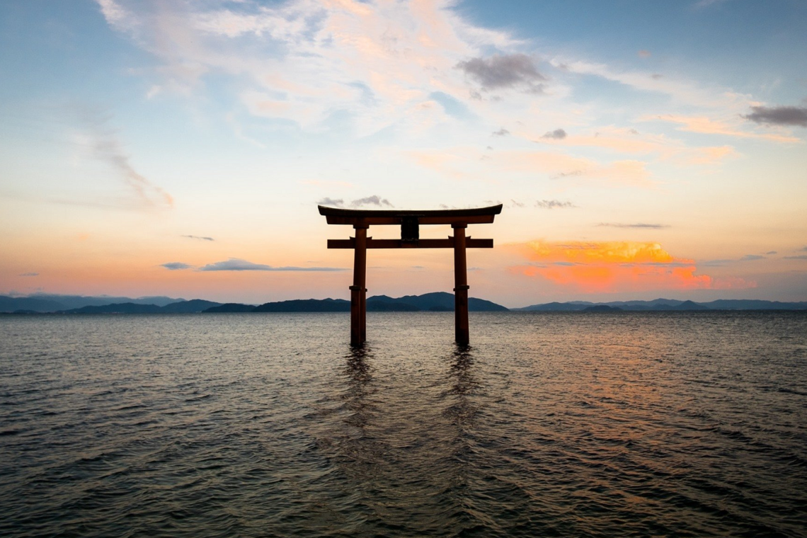 В Японии несколько десяток тысяч ворот тории