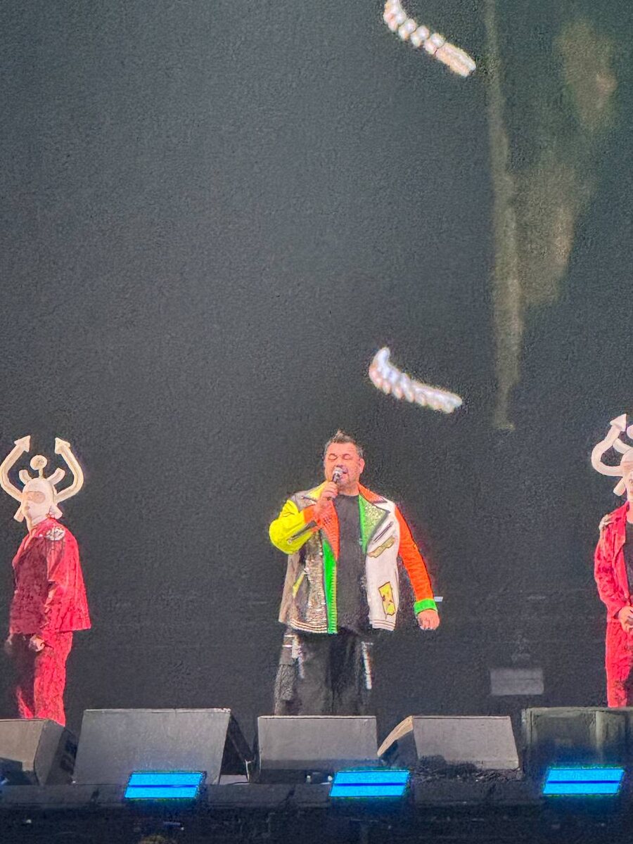 Образы Сергея заслуживают отдельного абзаца, сплошные блёстки. Вырви глаз. 