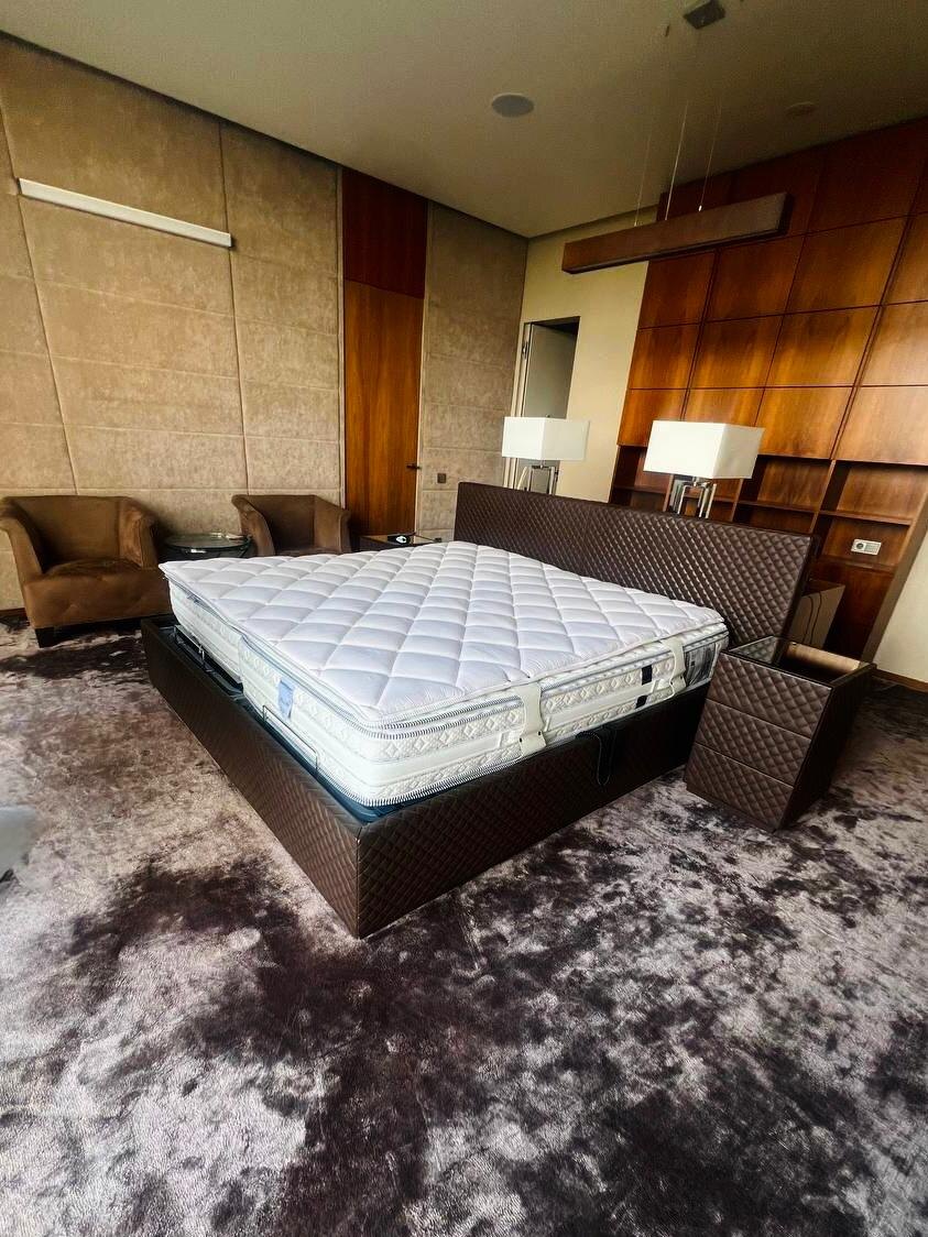 Один из примеров нашей работы - кровать и прикроватная тумбочка с обивкой из экокожи