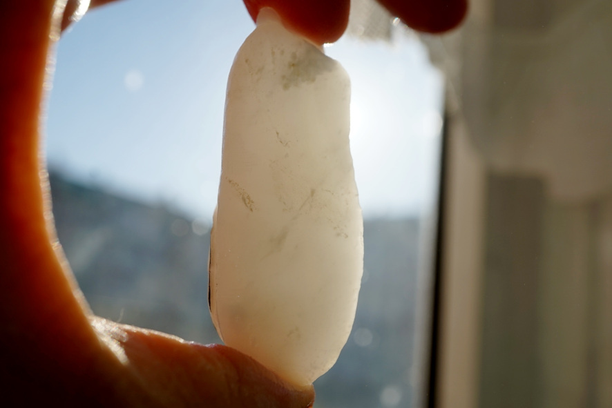 Камень просвечивается на ярком солнце