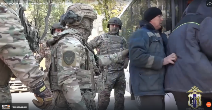 Задержанных мигрантов сортируют по автобусам / Скриншот кадра видео пресс-службы УМВД РФ по Хабаровскому краю