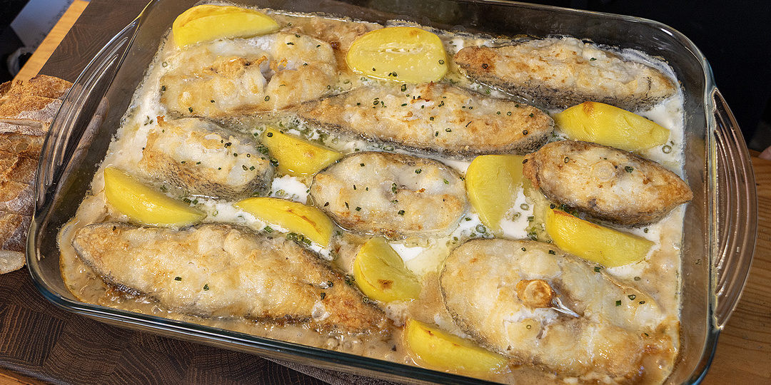 Берете хлеб и макаете в Помакуху. Идеально!!! Рыба с сливочном соусе с картошкой. Поморская кухня